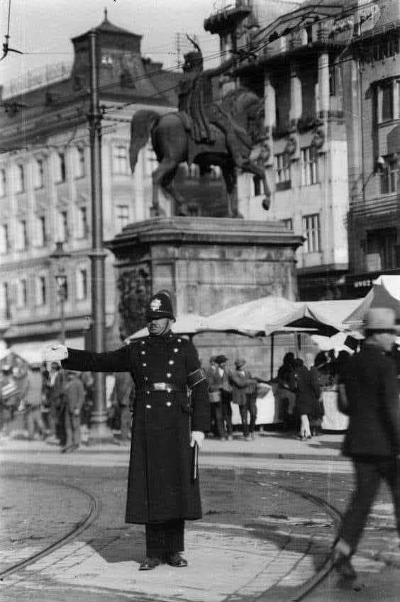 Trg bana Jelačića 1928. godine. Policajac